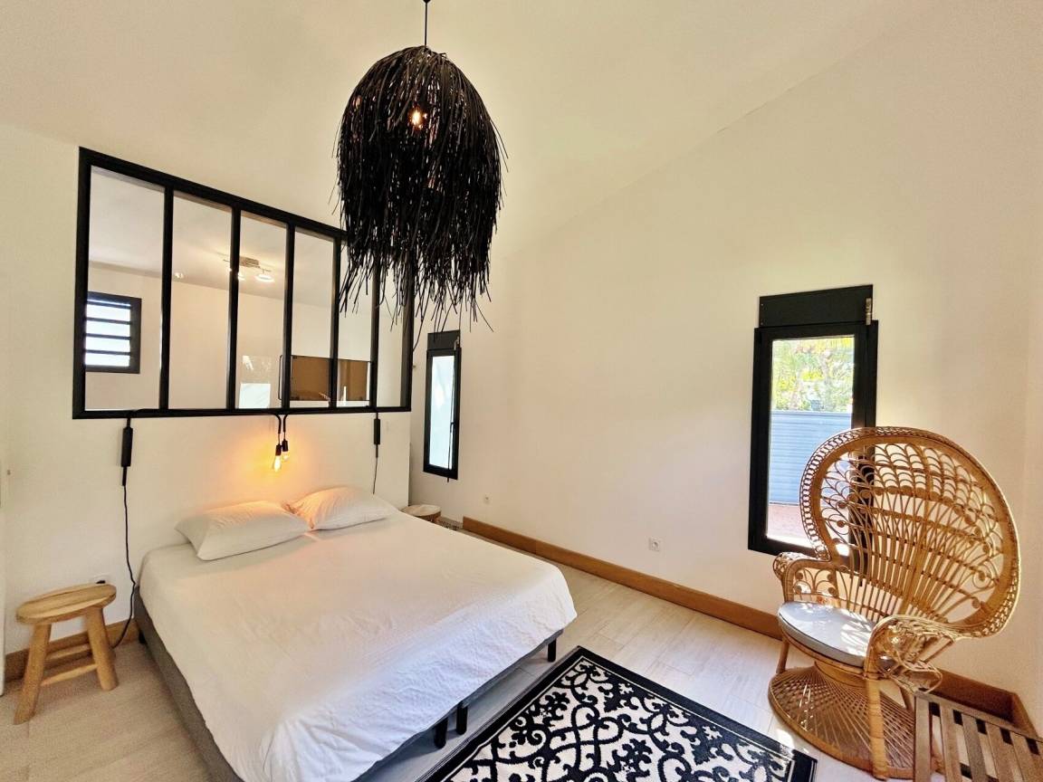 Chambre avec verrière et fauteuil paon