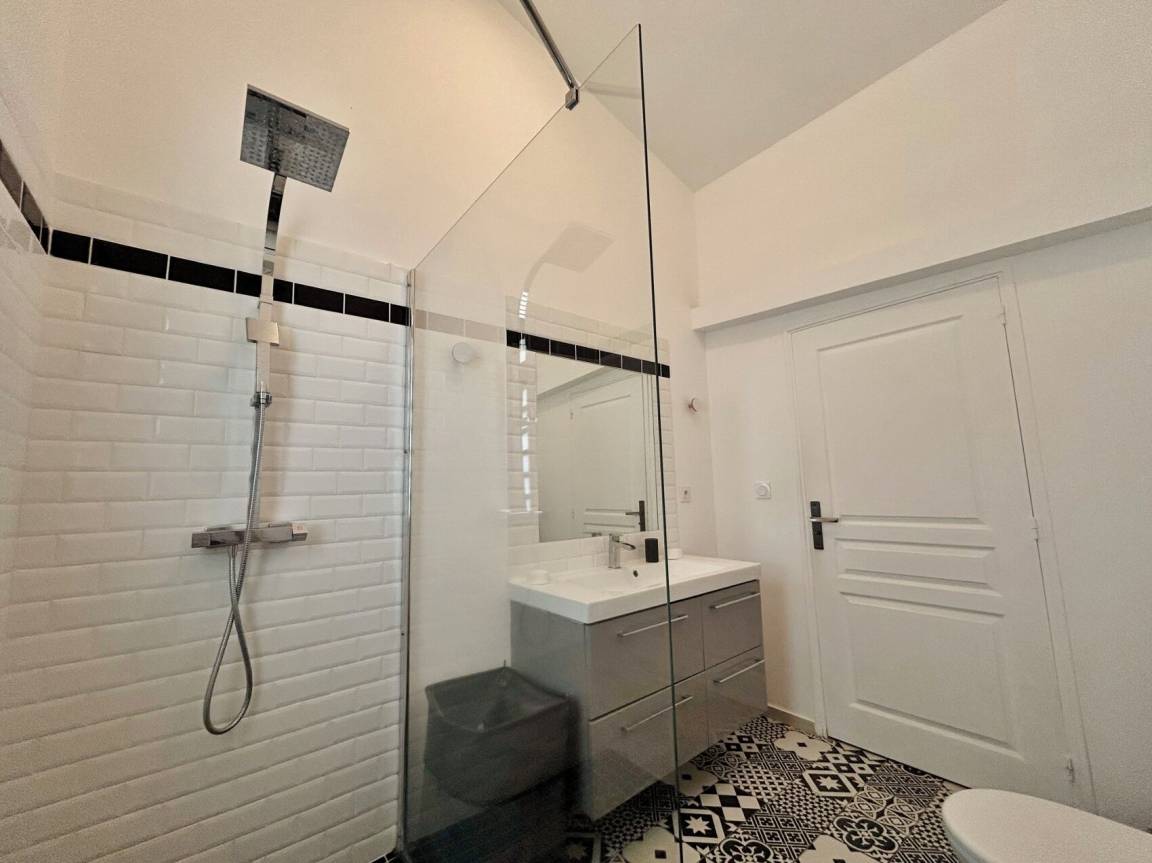 Trois salles de bains, dont deux attenantes